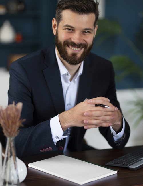 homem-sorridente-de-vista-frontal-posando-para-cv